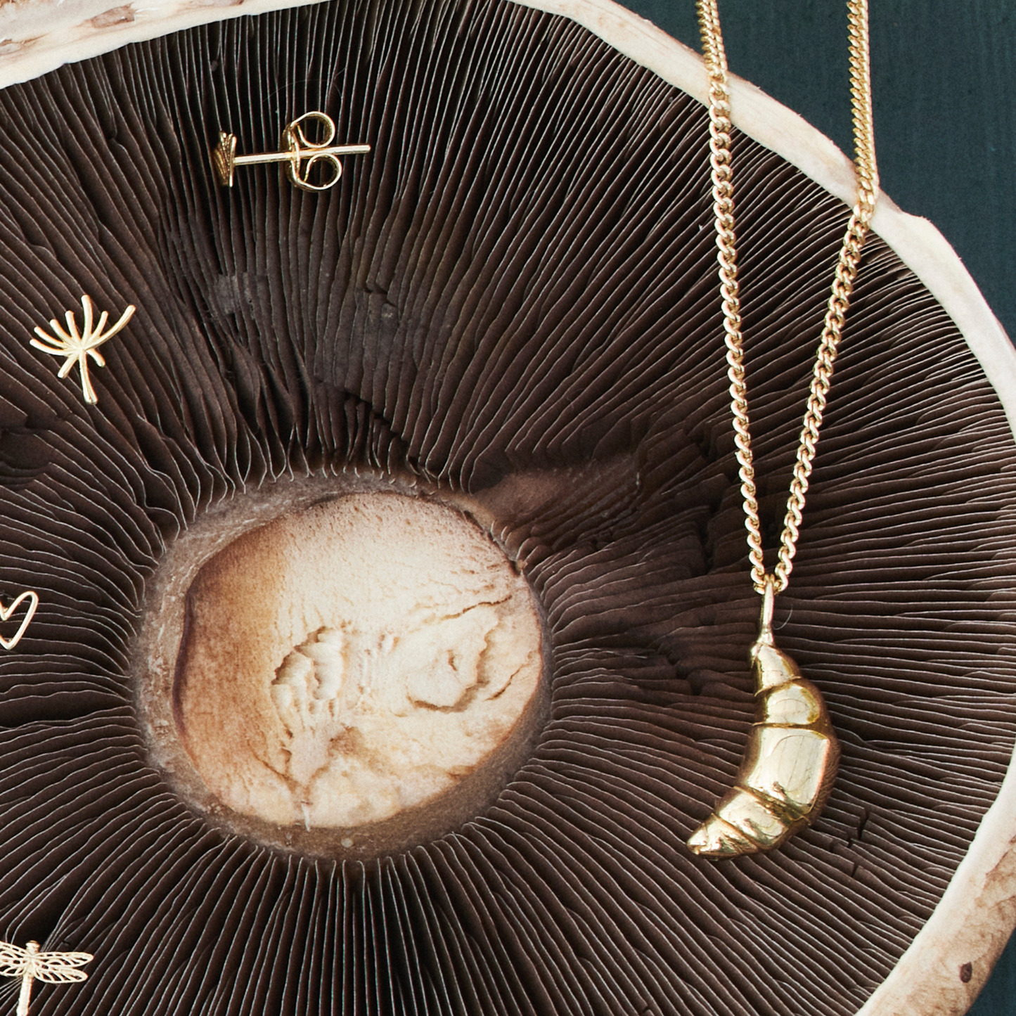 Halskæde og guldsmykker i genanvendt 18 karat massivt guld