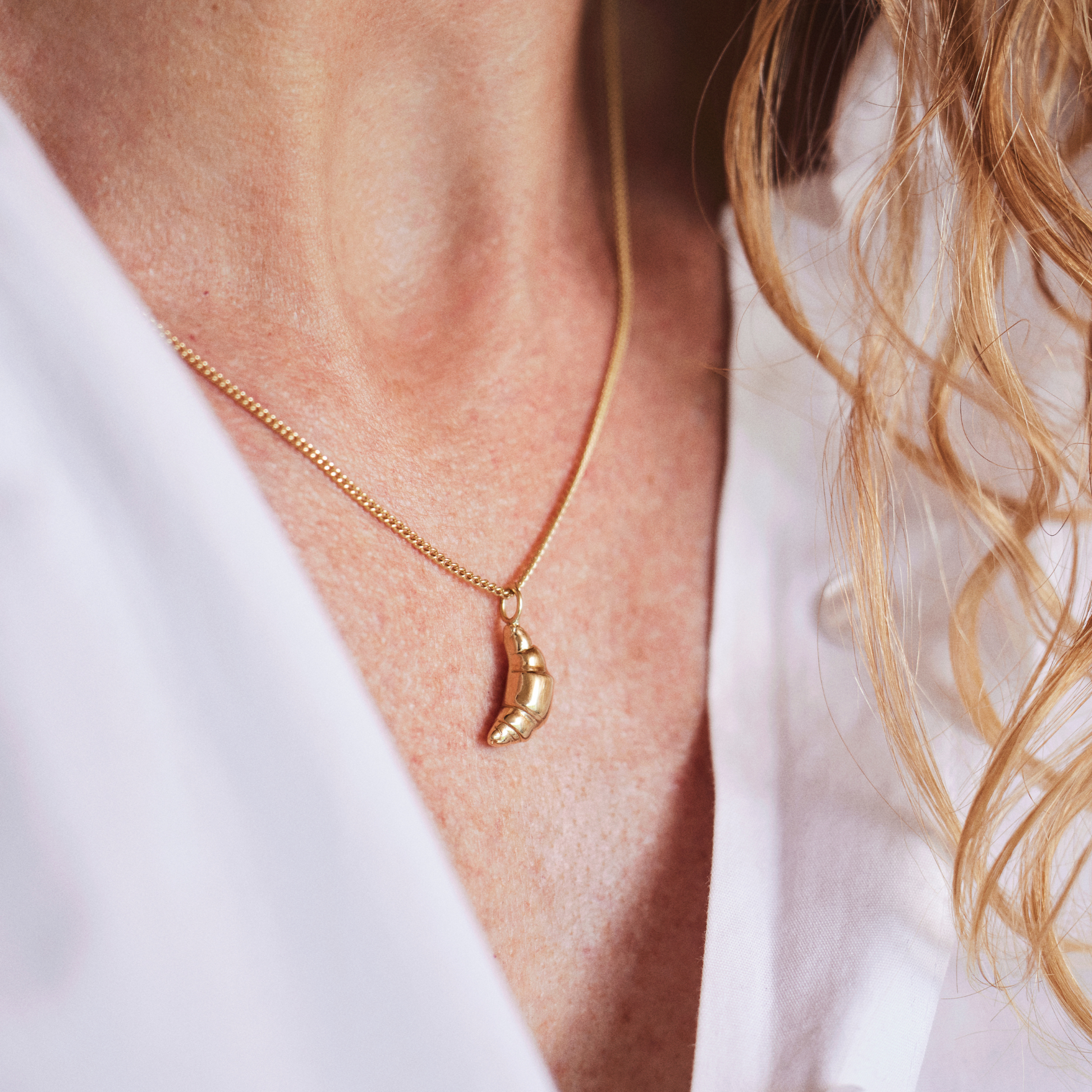 Vedhæng med croissant i massivt 18 karat genanvendt guld