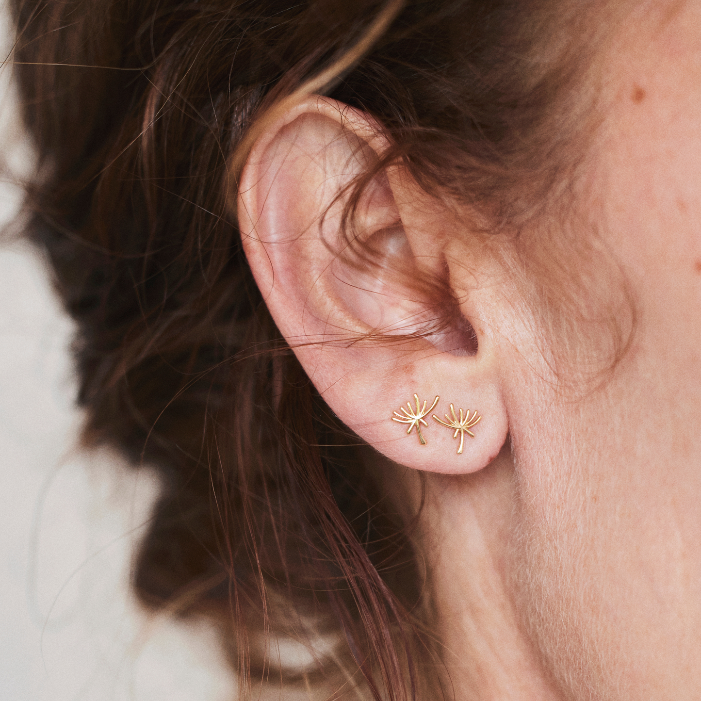 Dandelion ørestikker i 18 karat massivt genbrugsguld