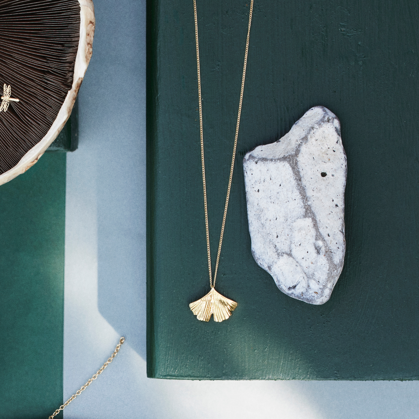 Ginkgo pendant massivt genanvendt guld 18 karat