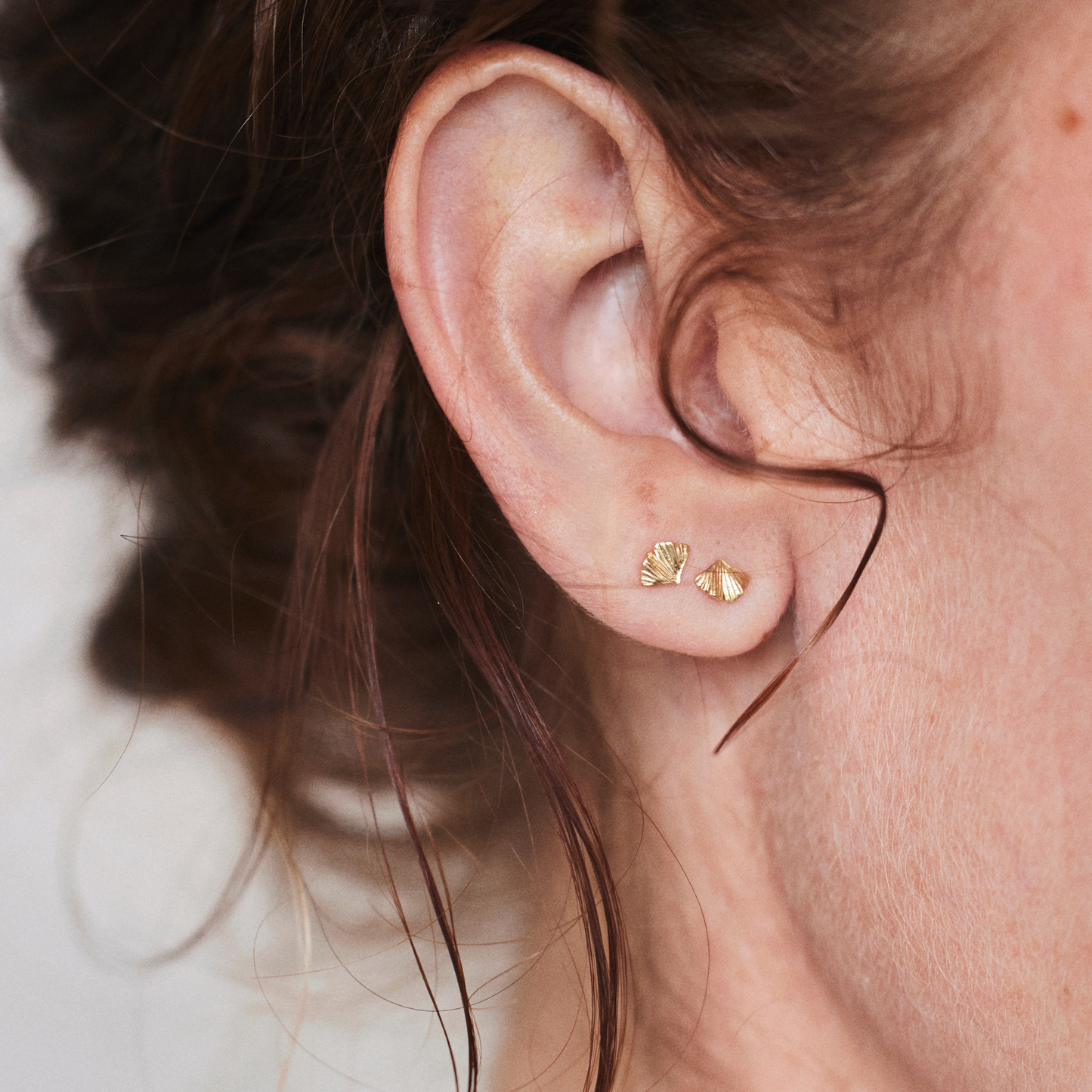 Ginkgo stud øreringe i genanvendt guld 18 karat