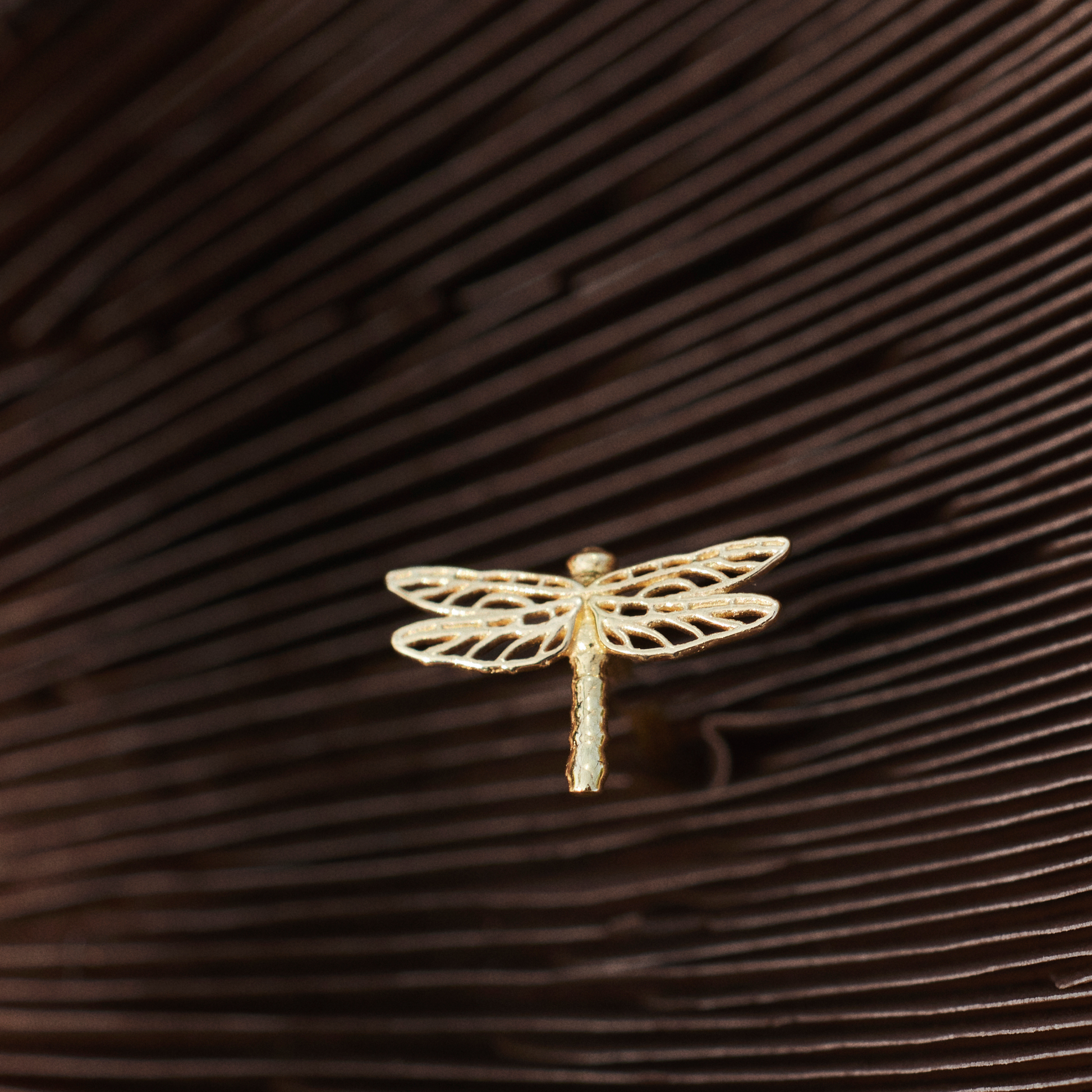 Dragonfly stud earring i 18 karat genanvendt guld